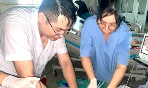 Mất điện, bác sĩ đứng bóp bóng thay máy thở cứu bệnh nhân