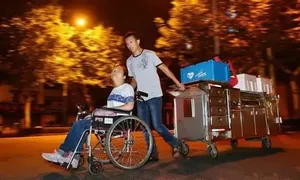 Người đàn ông 10 năm chăm vợ bại não